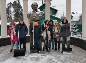 Студенты вышли на борьбу со снегом.