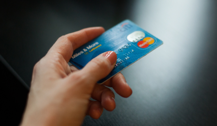 Сиделка из Гатчина украла деньги с карты подопечного из Кудрово