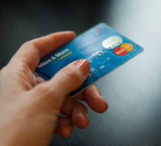 Сиделка из Гатчина украла деньги с карты подопечного из Кудрово