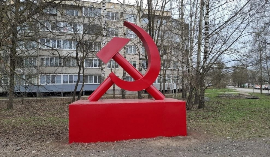 Серп и молот в посёлке Сиверский.