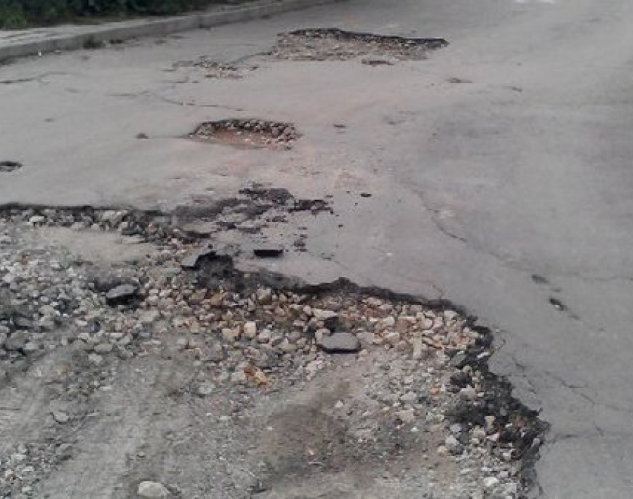 Большая яма в центре