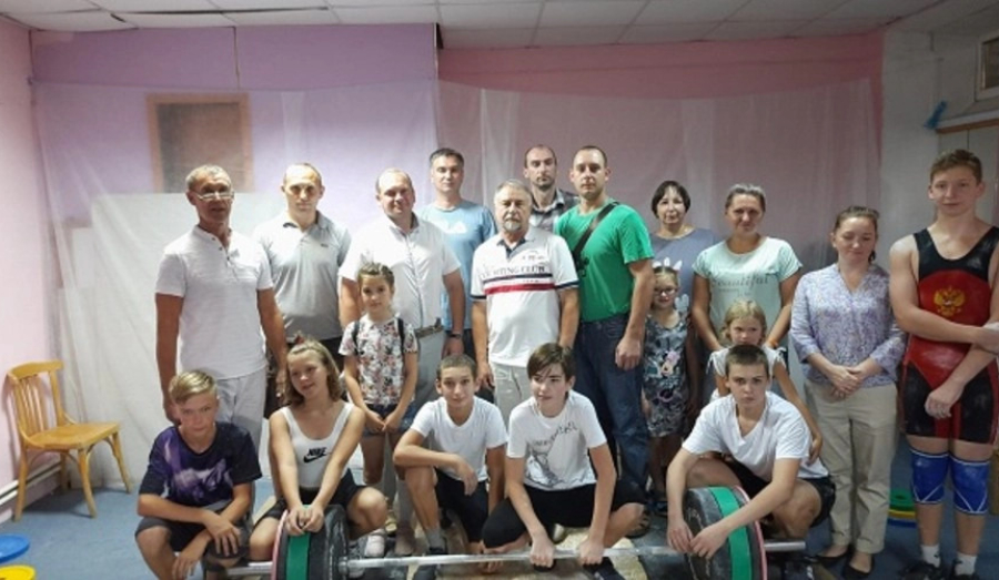 Первые показательные выступления юных тяжелоатлетов.