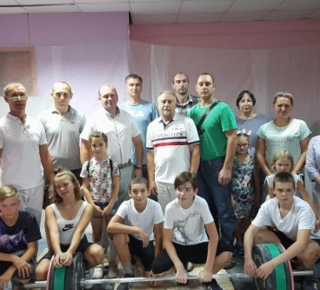 Первые показательные выступления юных тяжелоатлетов.