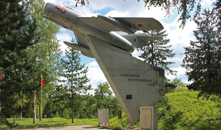 Памятник Защитникам ленинградского неба.