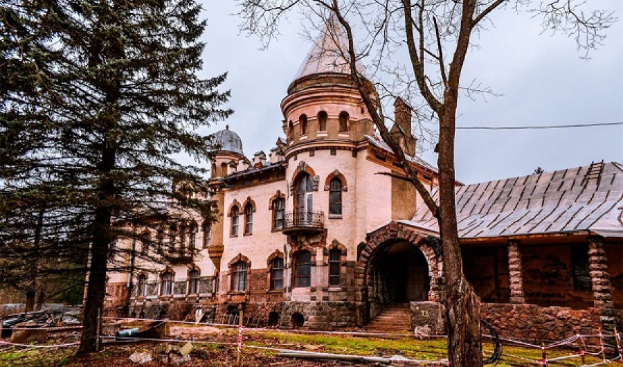 Елисеевский замок в Белогорке.