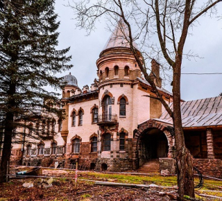 Елисеевский замок в Белогорке.