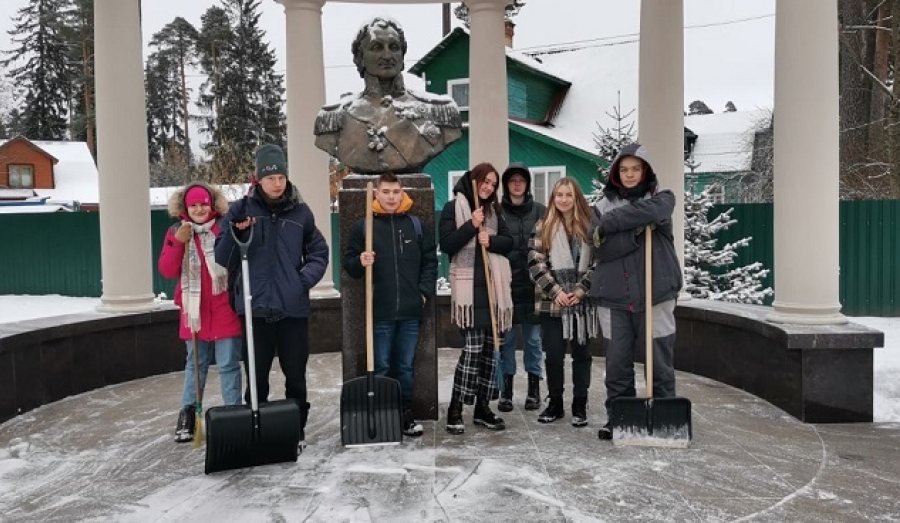 Студенты вышли на борьбу со снегом.