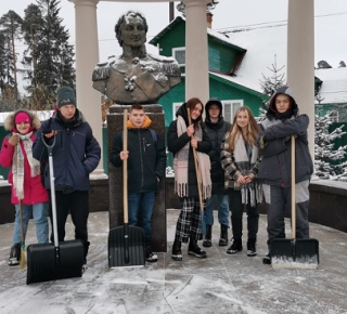 Студенты вышли на борьбу со снегом.