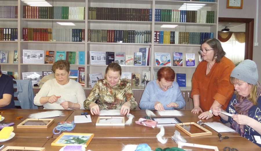 В Сиверской библиотеке расцвели подснежники.